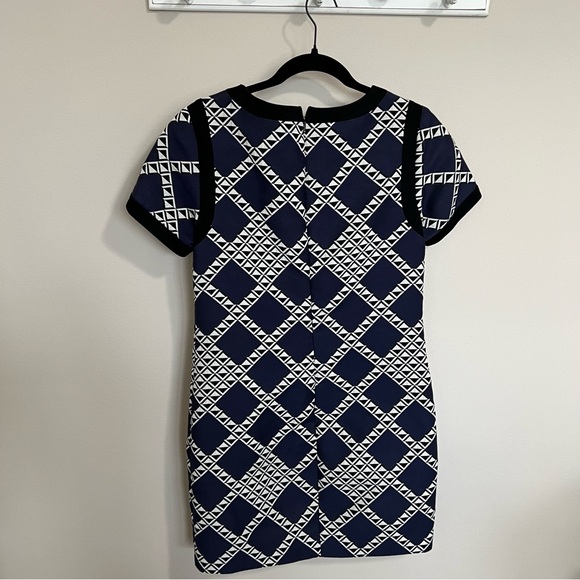 Women’s Trina Turk Blue Short Sleeve Aztec Dress - Size 4 - Picture 5 of 5
